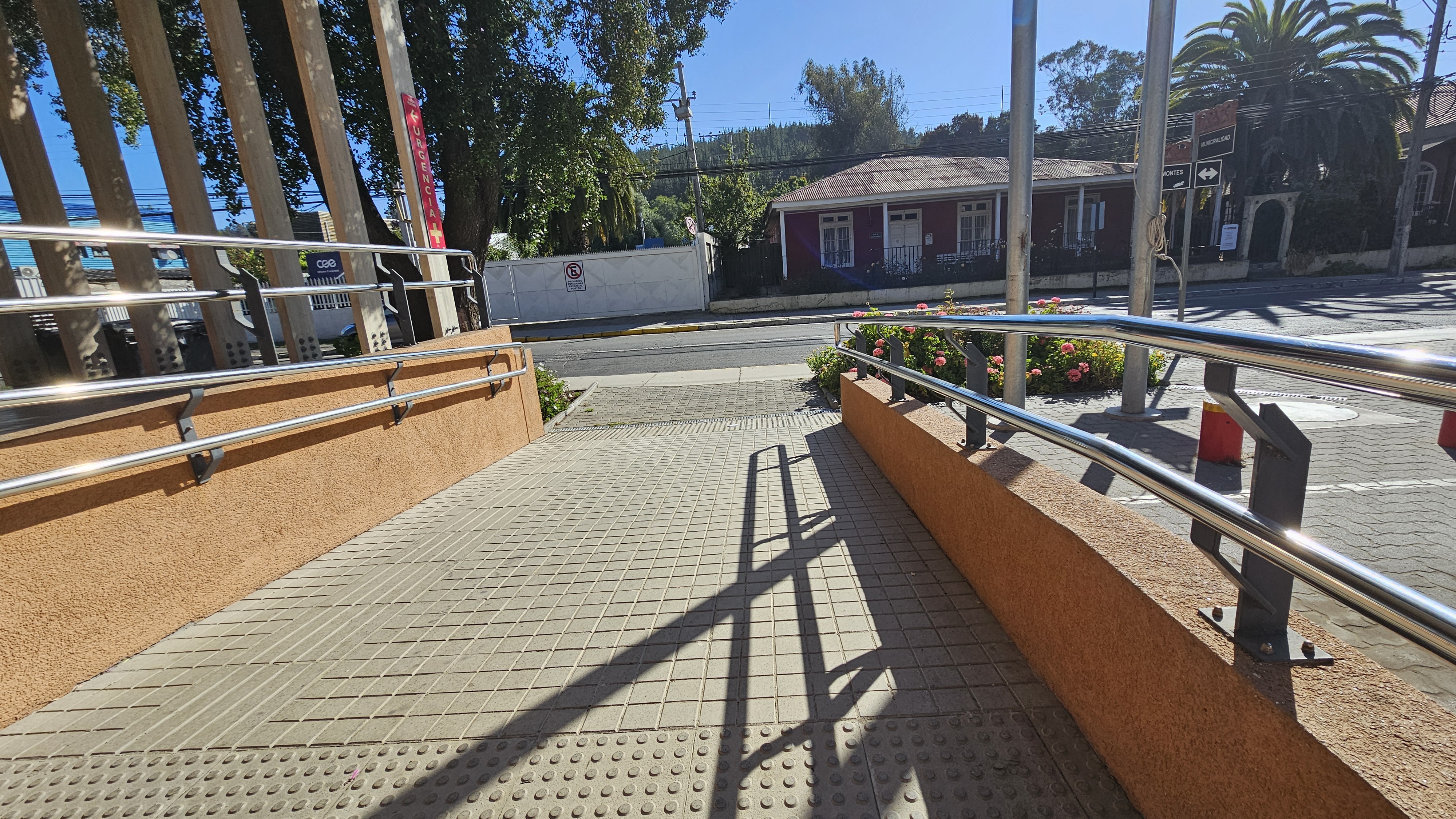 Fotografía del sendero del cercano al baño con barras de apoyo